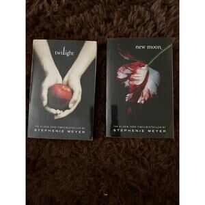 Lot of 2 Twilight Books Twilight and New Moon by Stephenie Meyer Softcover